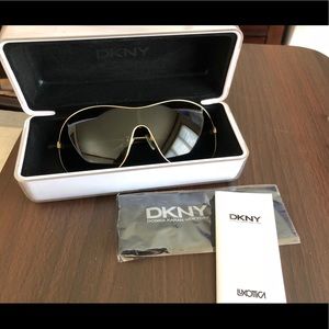 New in case! DKNY DY5047 Sunglasses!